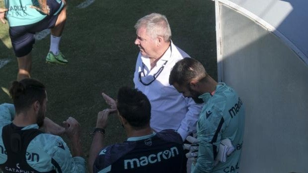 Manolo Vizcaíno baja al césped