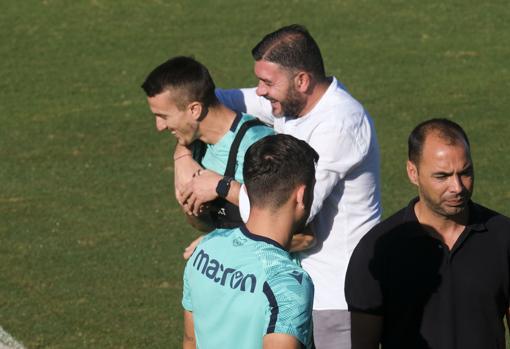 Enrique abraza a Salvi en el entrenamiento del Cádiz.