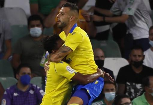 Álvaro Negredo celebra junto a 'Choco' Lozano su gol ante el Betis en el Estadio Benito Villamarín.