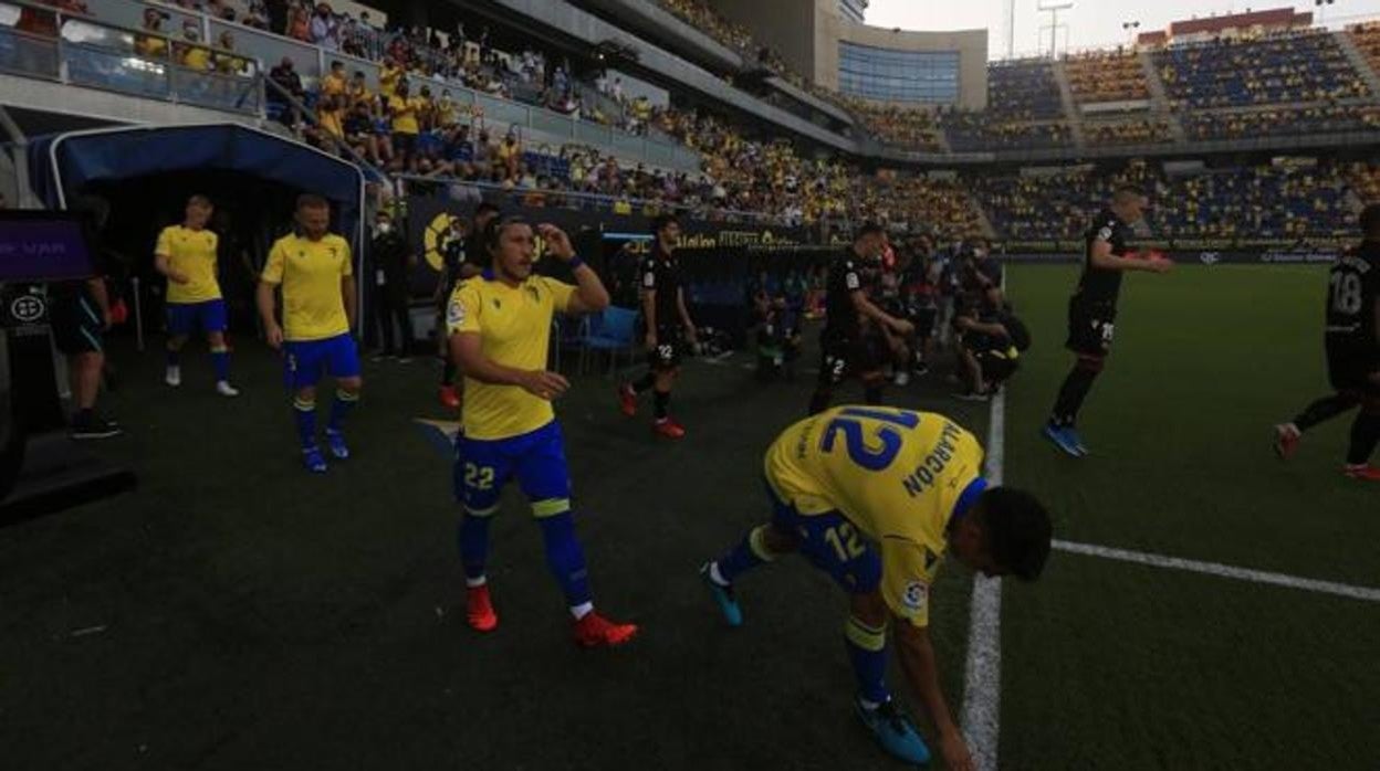 El Cádiz CF recibe al Deportivo Alavés.