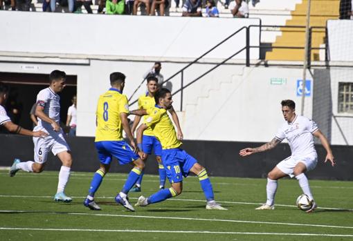 El Cádiz B sigue inmerso en problemas.