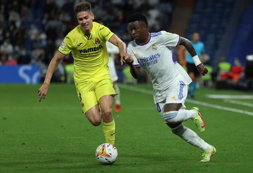 Foyth trata de frenar al madridista Vinicius en el Santiago Bernabéu esta temporada.