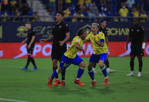 'Pacha' Espino y Salvi celebran el gol 'in extremis' del uruguayo ante el Levante en el estreno liguero.