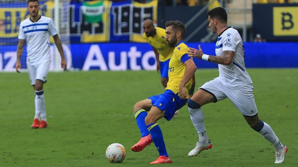 Alberto Perea fue la sorpresa en el once del Cádiz CF ante el Alavés.