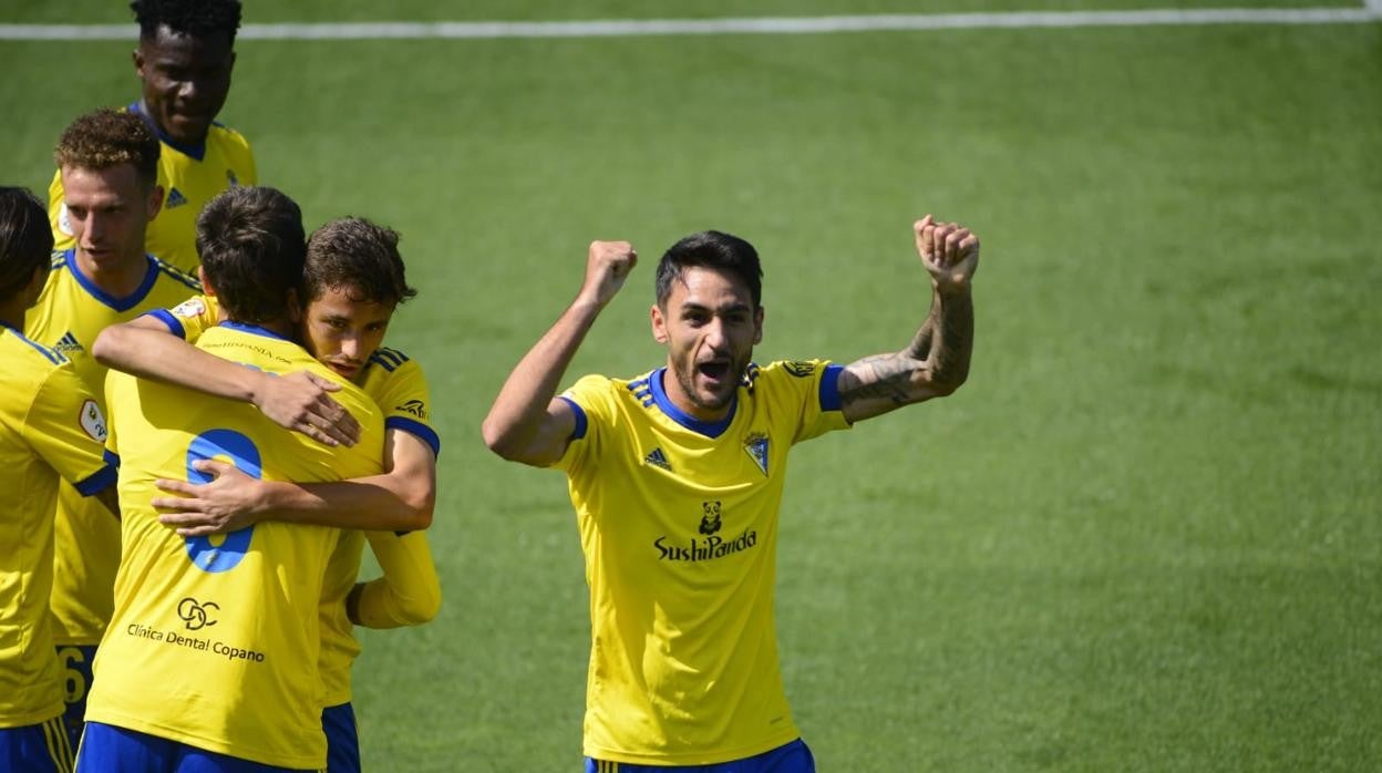 Iván Chapela celebra un gol con el filial cadista.