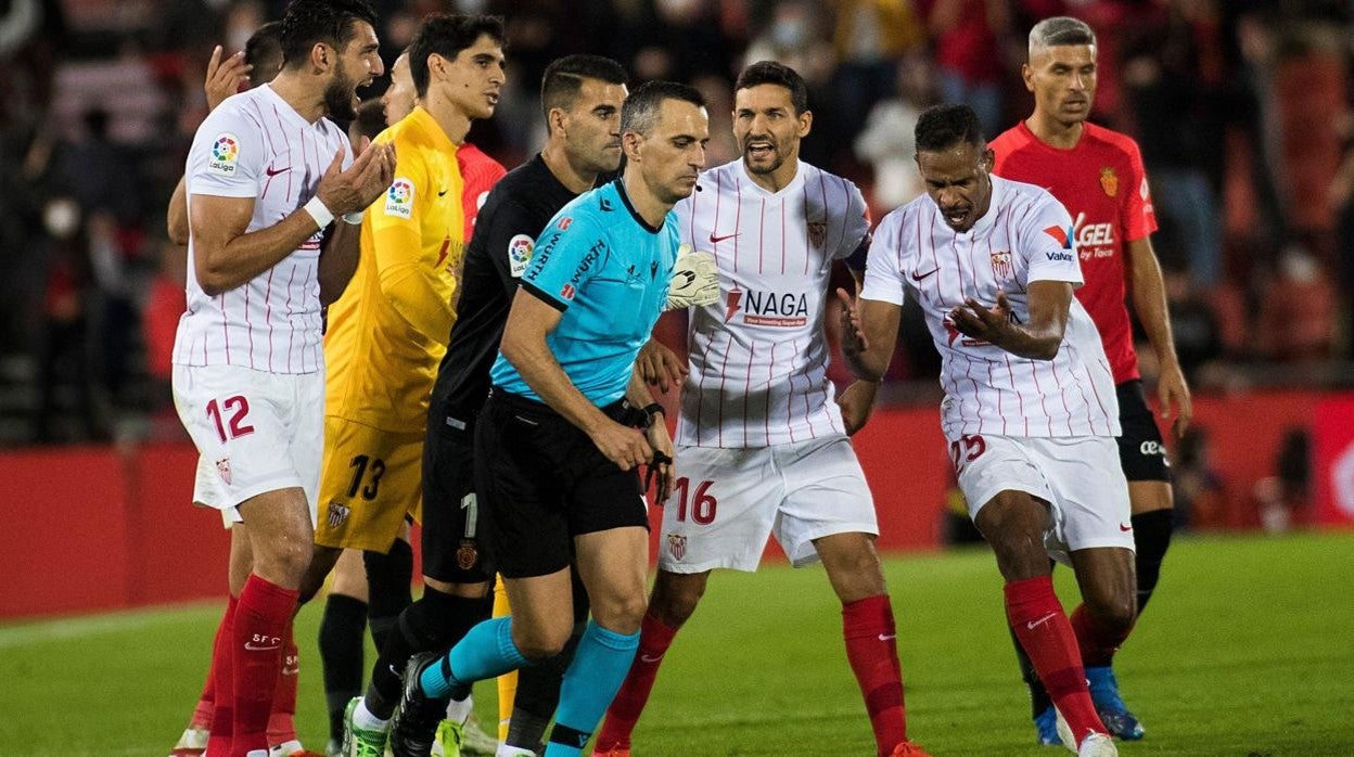 Jaime Latre decide anular el tanto de Ocampos en el epílogo.