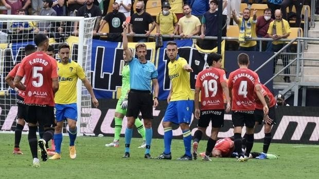 Dani Rodríguez estalla por la actuación arbitral en el Cádiz - Mallorca