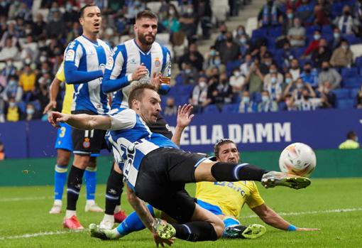 Loren remata ante Pacha Espino en el Espanyol - Cádiz.