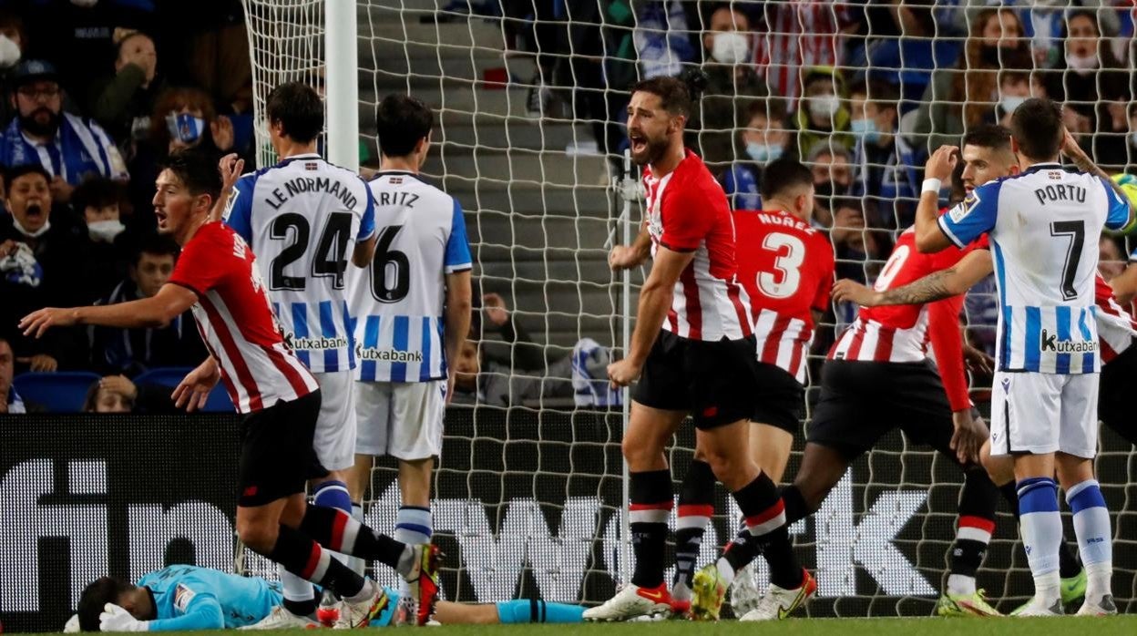 Los jugadores del Athletic celebran el tanto del empate en Anoeta