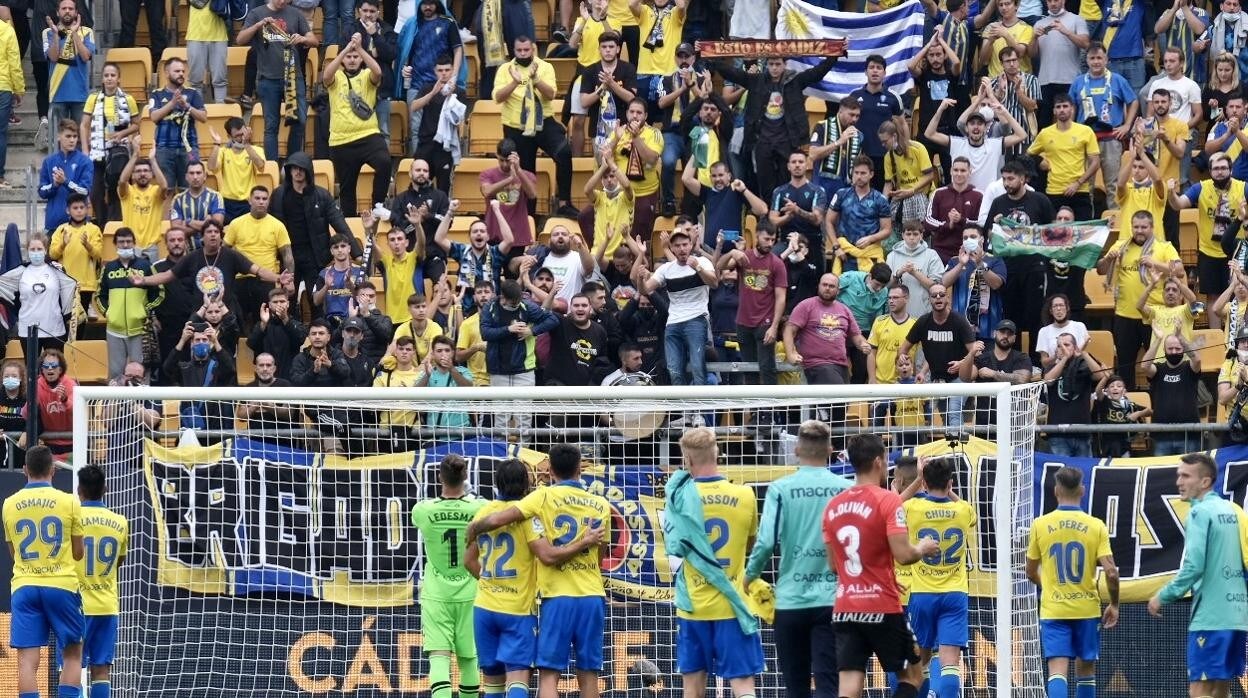 Jugadores del Cádiz despidiéndose de los 'Brigadas Amarillas' al final del partido contra el Mallorca.