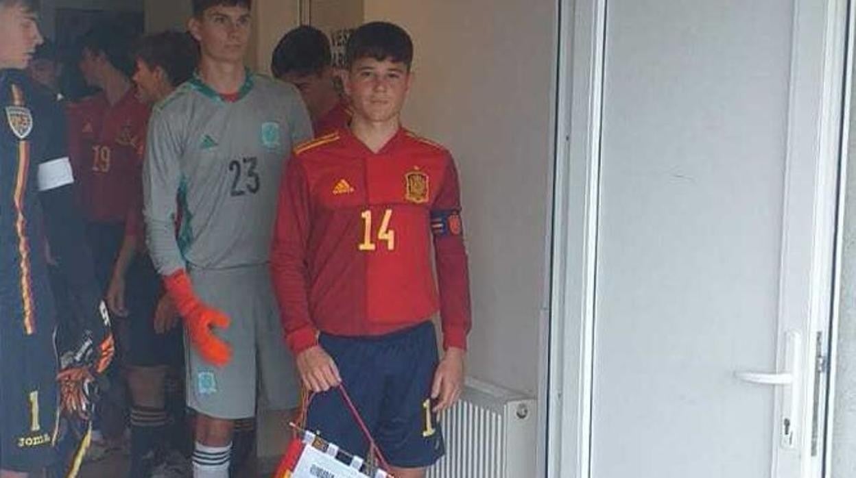 Álvaro Bastida como capitán de la selección sub18.