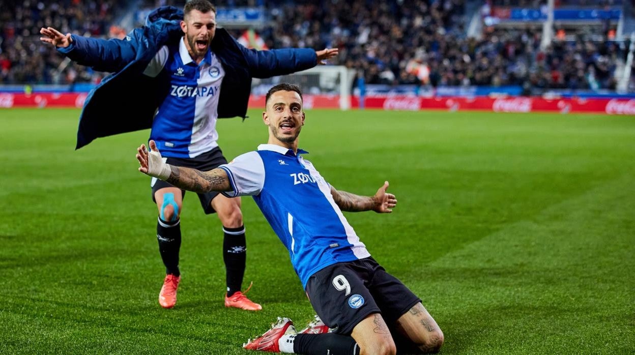 Joselu marcó un doblete para lograr la remontada del Alavés al Levante.