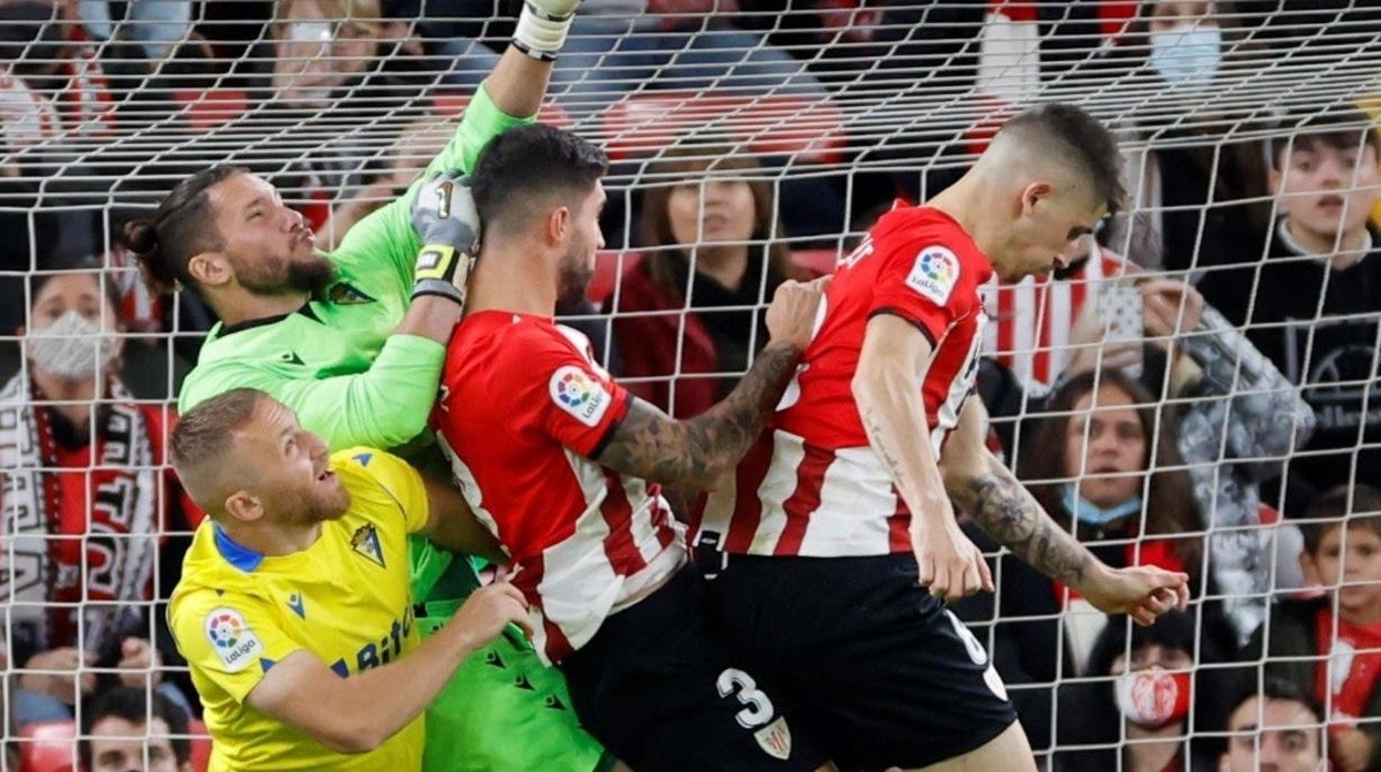 haroyan se entiende con ledesma para que este despeje un balón.