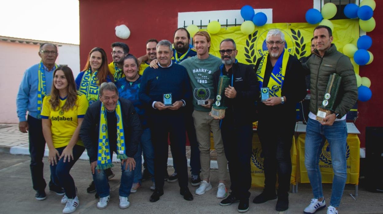 Los miembros de la peña Euforia Cadista junto a los galardonados.