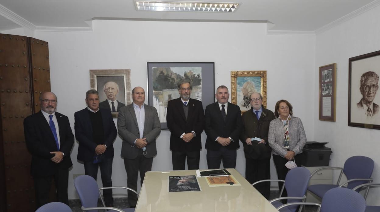 Vizcaíno junto con el presidente José Almenara y miembros del Ateneo de Cádiz