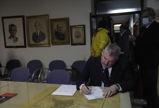El presidente del Cádiz firmando su ingreso en el Ateneo.