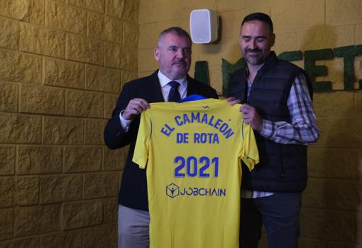 Manuel Vizcaíno hace entrega a Miguel Ángel Cebrián de una camiseta dedicada a la peña El Camaleón.