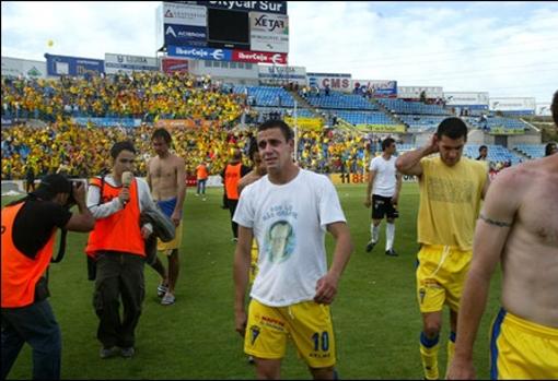 los jugadores del cádiz lloraron sobre el césped del coliseum tras descender.