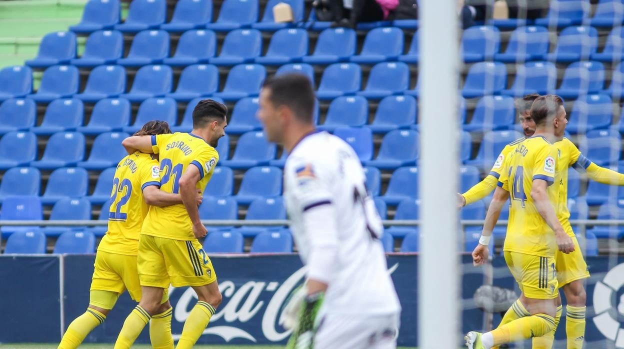 Los jugadores del Cádiz celebran el gol marcado en el Coliseum la pasada temporada.