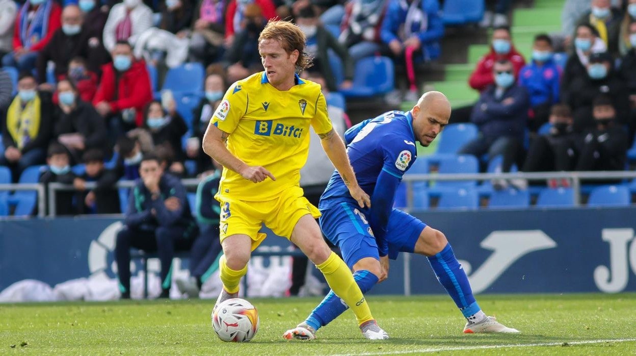 Álex Fernández controla el balón en presencia de Sandro.