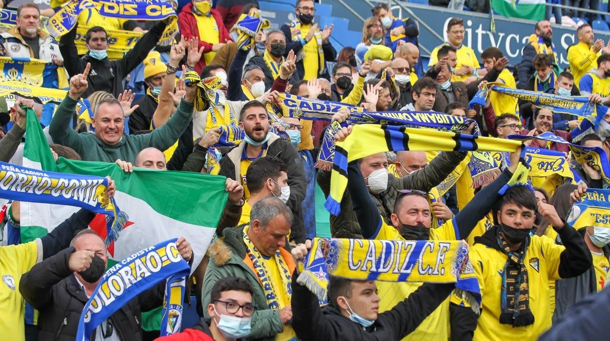 Aficionados cadistas desplazados hasta Getafe para ver el partido.