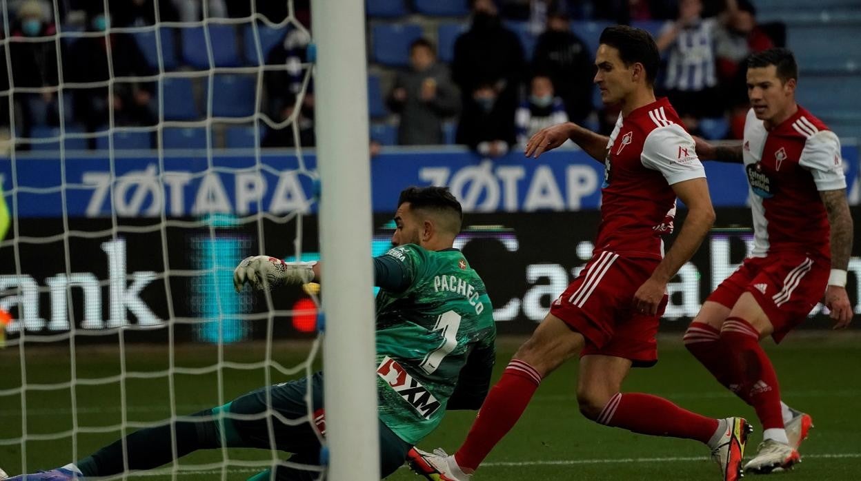 Pacheco, portero del Alavés, ante dos delanteros del Celta.