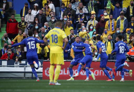 Negredo y los aficionados cadistas observan la celebración del Getafe.