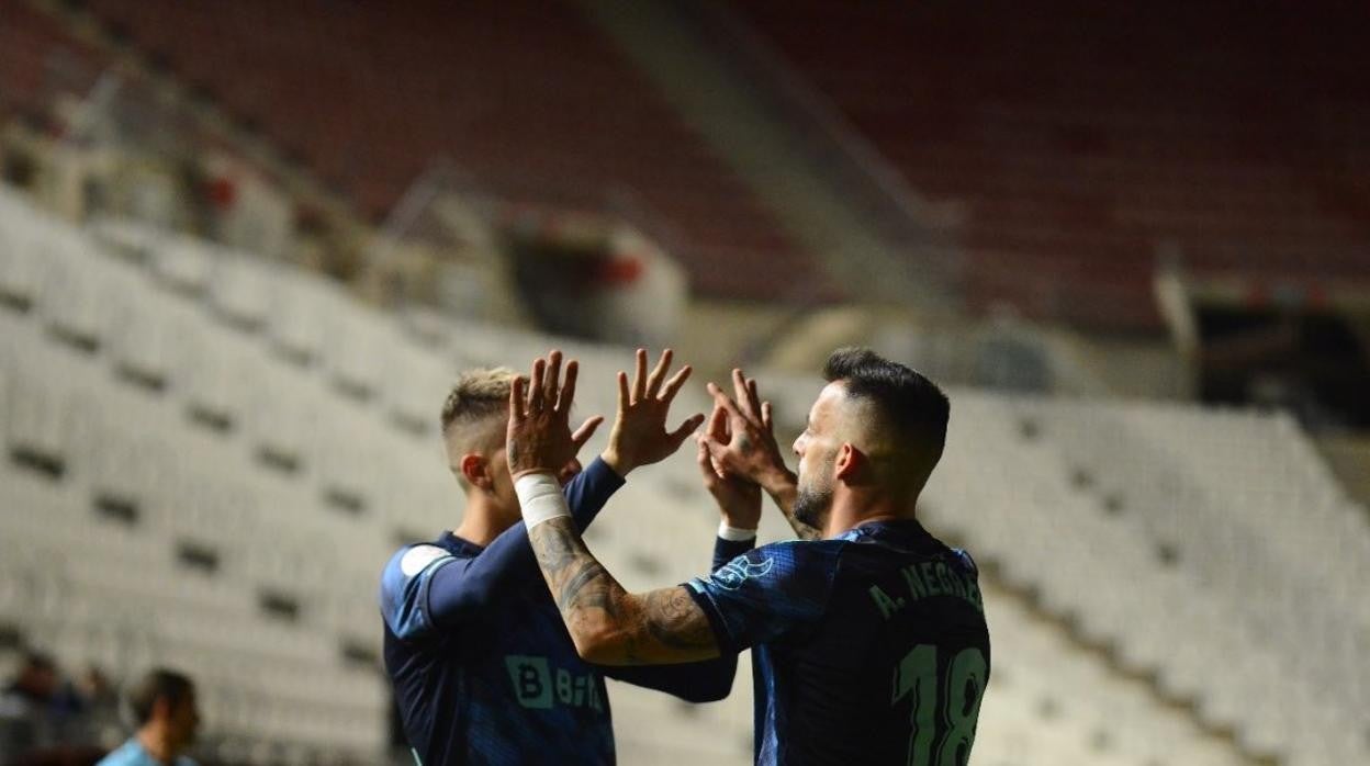 alejo felicita a negredo tras el segundo gol del vallecano.