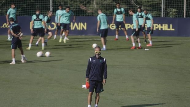 Futuro, ilusión e imagen, en juego: El Cádiz CF busca tres objetivos diferentes en una semana frenética