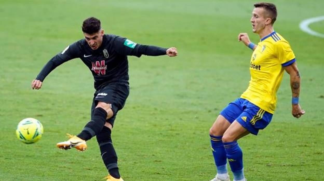 Carlos Neva ante Salvi en el partido de la pasada temporada.