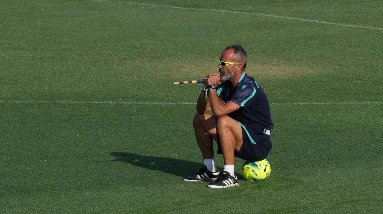 Álvaro Cervera en un entrenamiento del Cádiz CF.