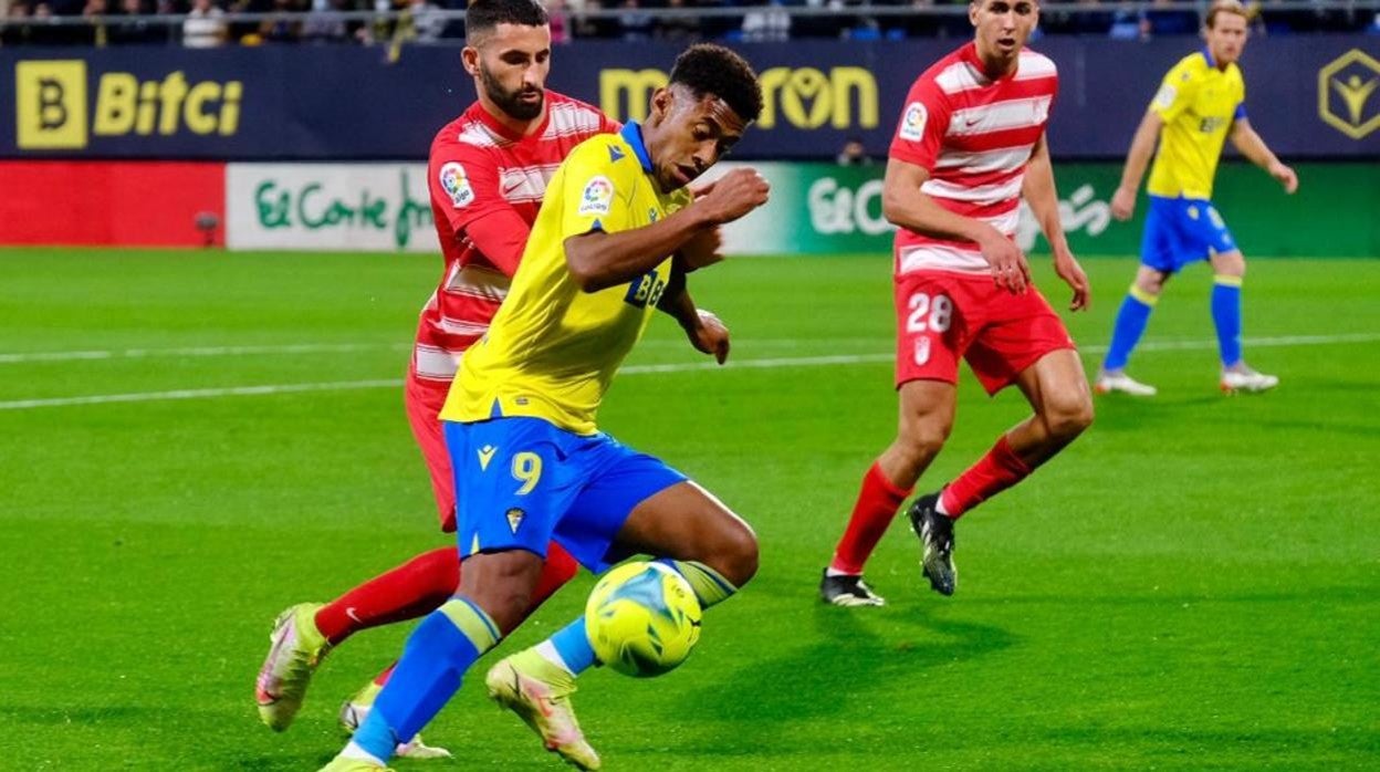 Choco Lozano ante el Granada.