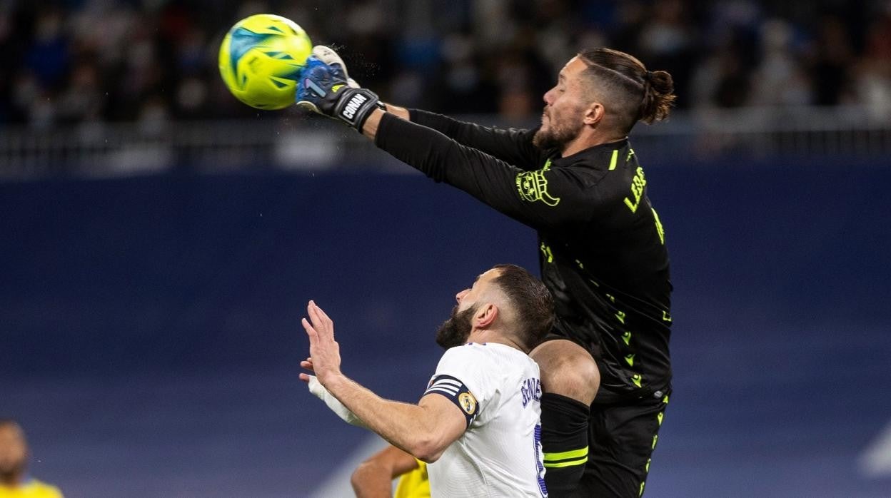 Ledesma despeja un balón ante Benzemá.