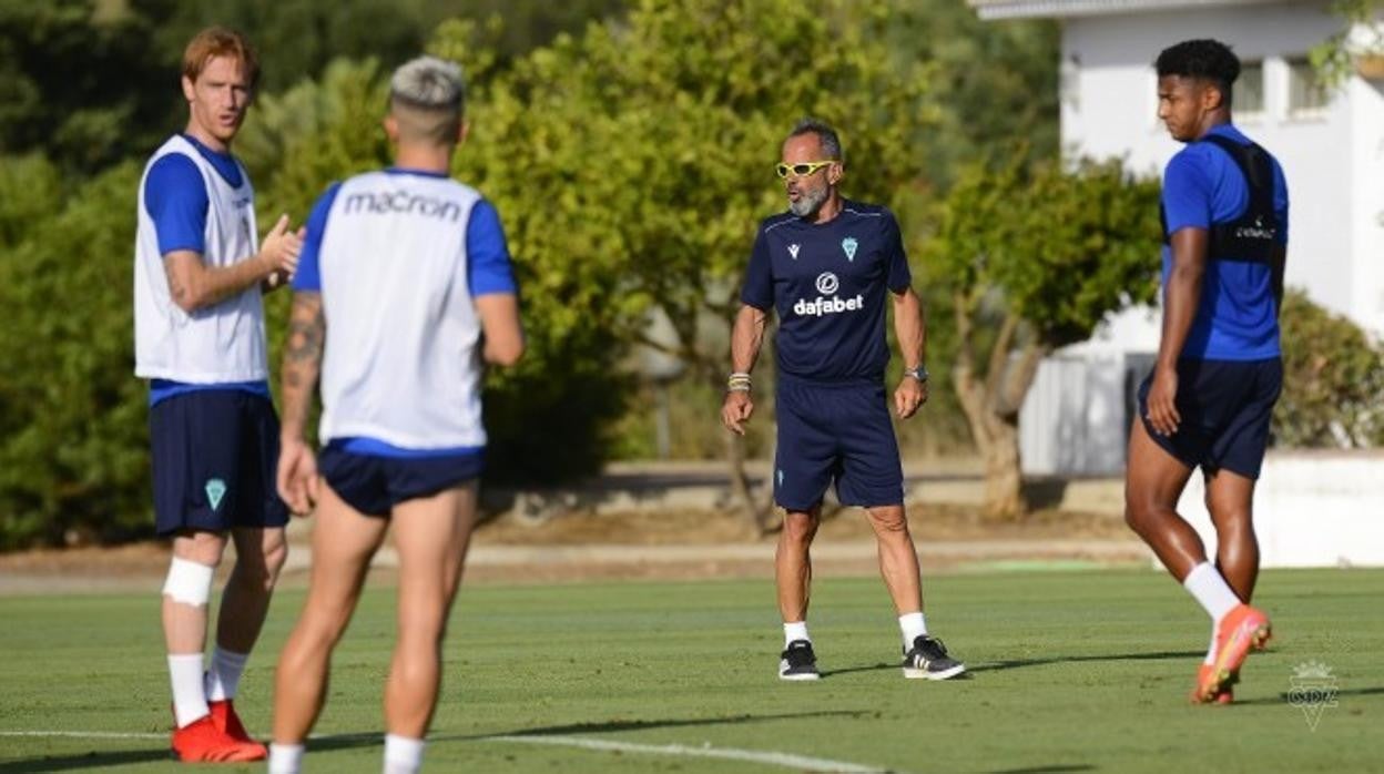 Los jugadores del Cádiz en un entrenamiento con Cervera