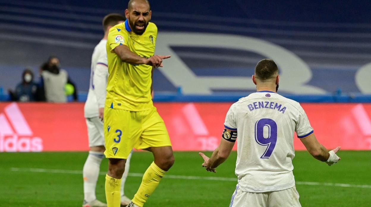 Fali discute con Benzema durante el partido.