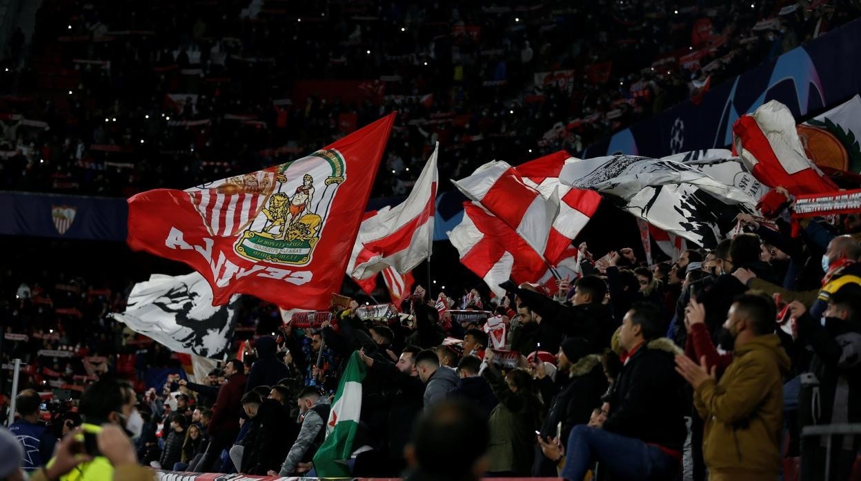 La afición del Sevilla FC estará presente en Cádiz en el primer encuentro de 2022.