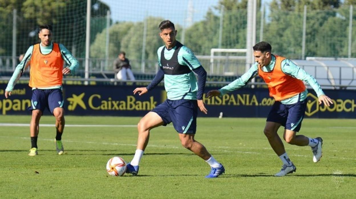 Marcos Mauro en un entrenamiento del Cádiz CF.