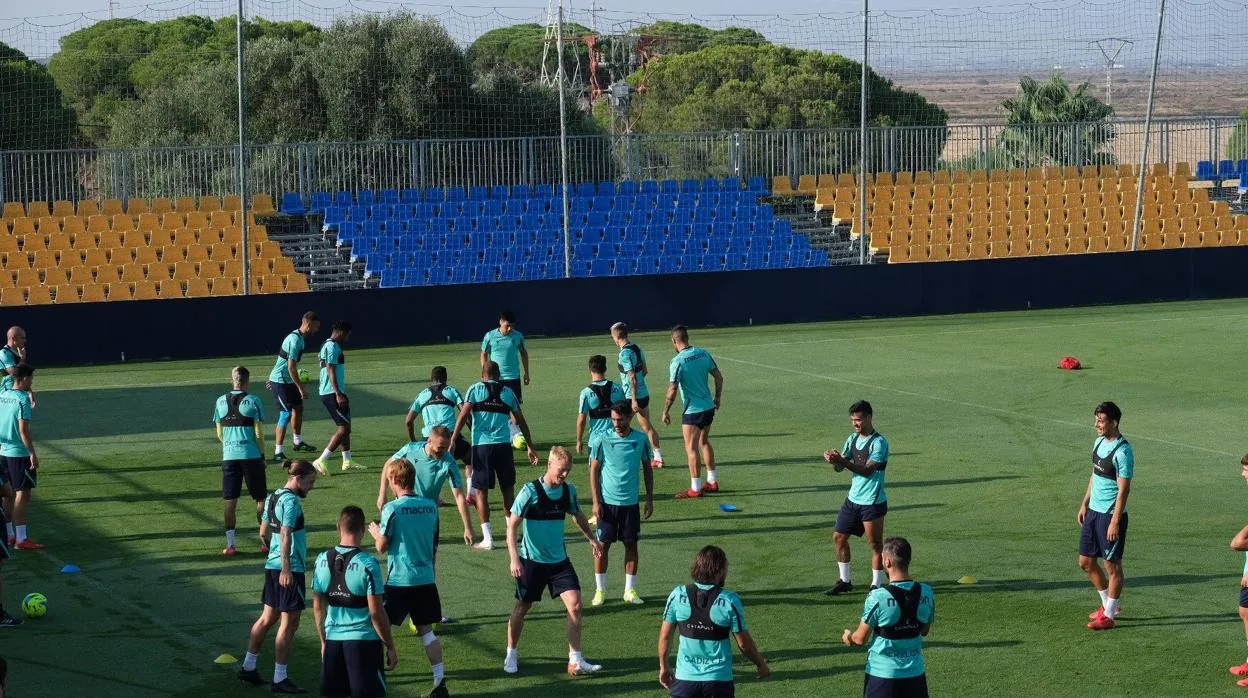 Los jugadores del Cádiz entrenando en El Rosal