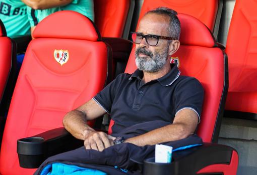 Álvaro Cervera durante el encuentro del Cádiz CF en Vallecas ante el Rayo.