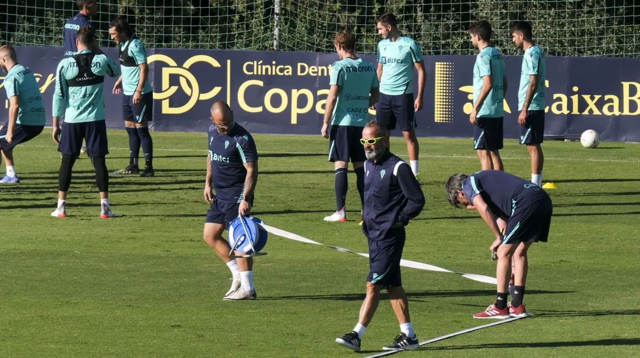 Álvaro Cervera durante un entrenamiento del Cádiz.