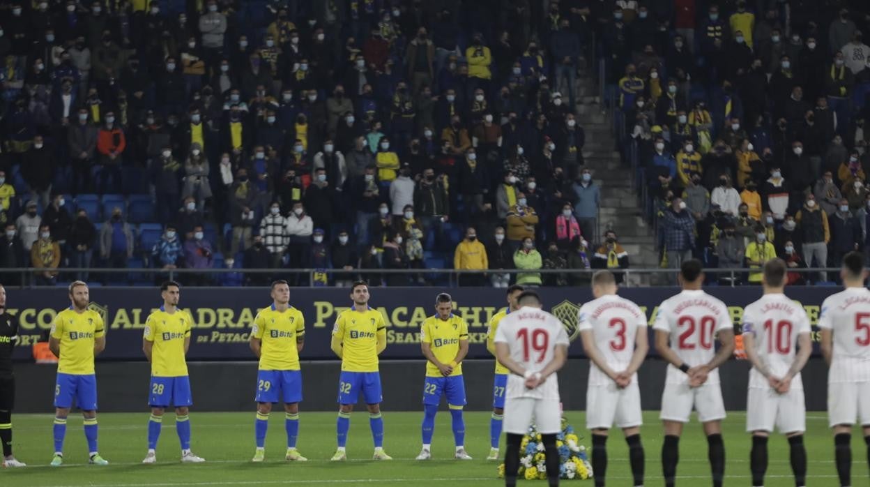 Los jugadores de ambos equipos, antes de empezar el partido.