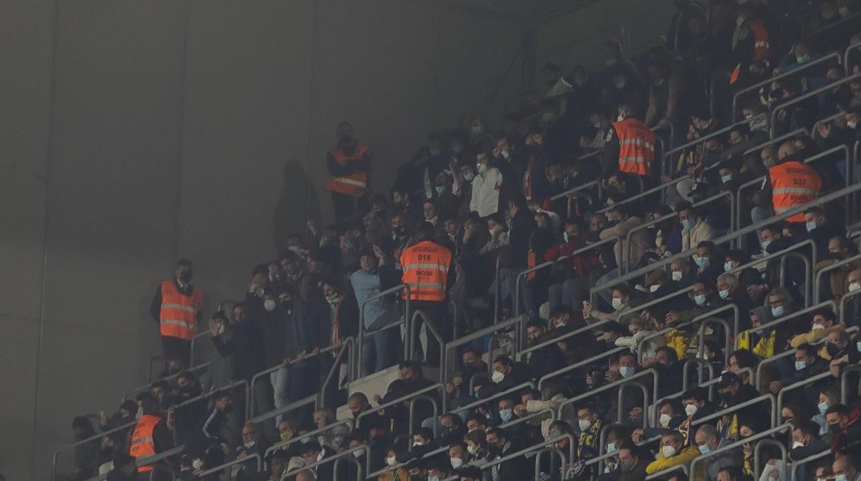 Los ultras del Sevilla en la tribuna alta de Carranza.