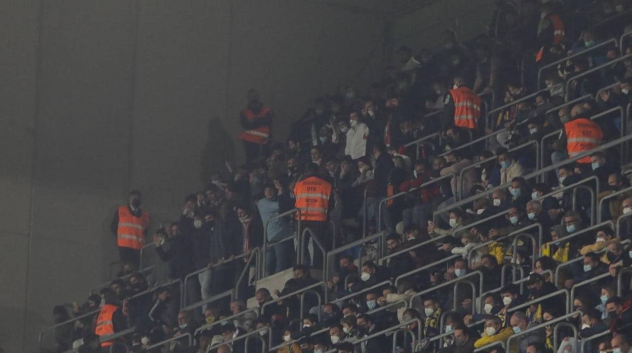 Esquina del estadio Mirandilla donde se pusieron los cientos de aficionados sevillistas.
