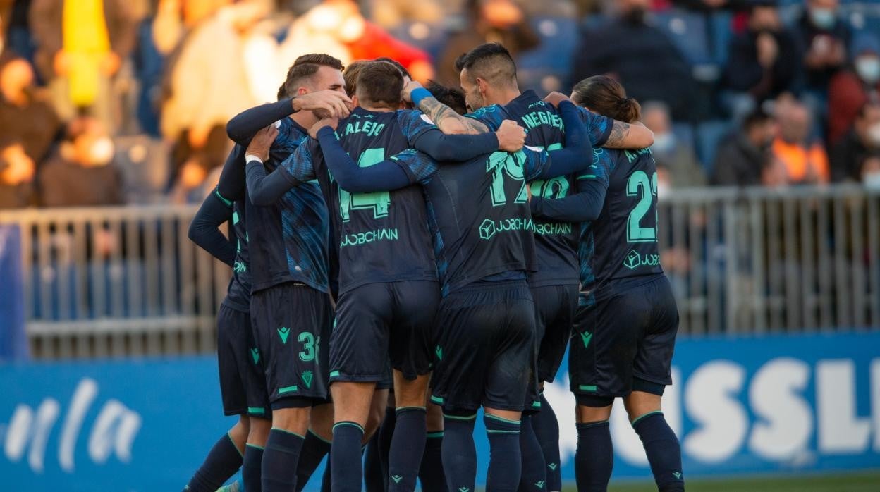 Los jugadores del Cádiz celebran el gol de Alarcón.