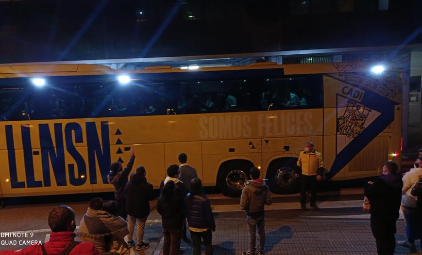 (Vídeo) El bus del Cádiz sale de El Molinón con gritos de '¡a Segunda!