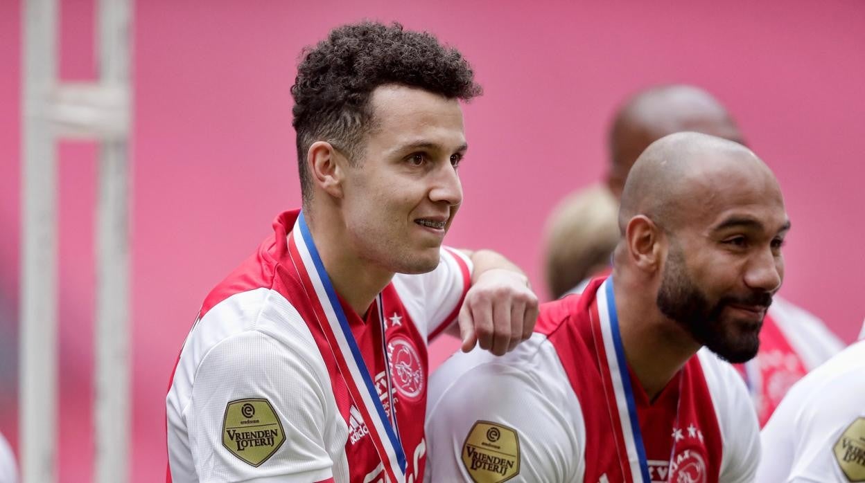 Oussama Idrissi celebra un título con la camiseta del Ajax