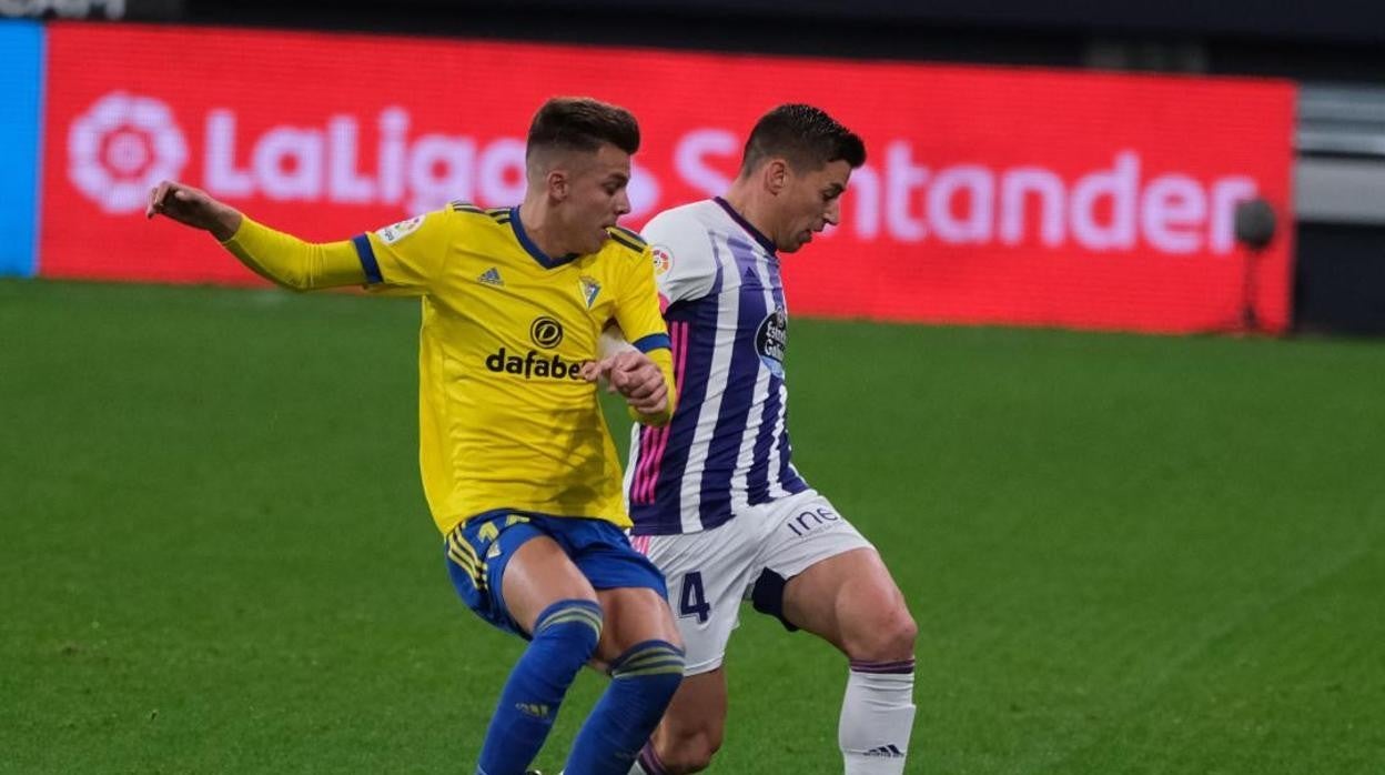 Rubén Alcaraz junto a Iván Alejo, con quien ahora coincide en el Cádiz CF.