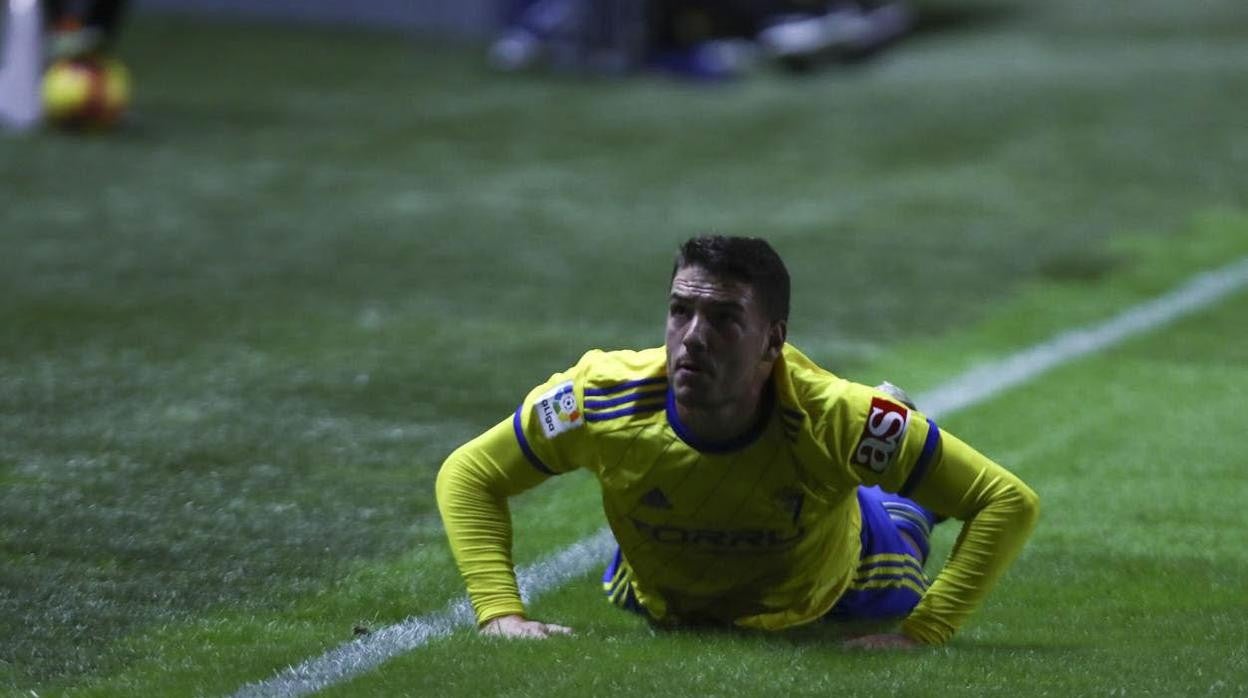 El jugador chiclanero durante su etapa cadista, sobre el césped de Carranza.