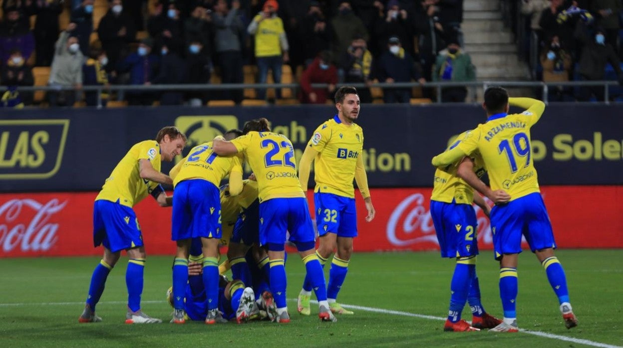 Los jugadores del Cádiz celebran un gol ante el Espanyol.