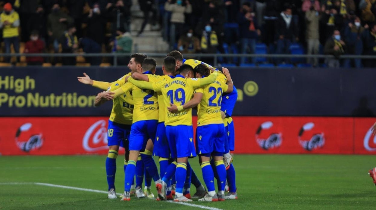 Los jugadores del Cádiz celebran un gol ante el Espanyol.